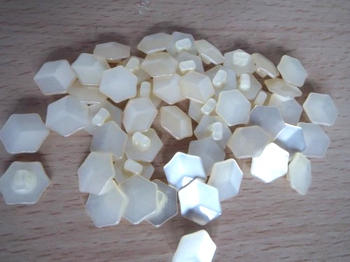 50 x Quality Shiny Hexagon Cube Effect Baby Buttons 15mm Cream Lot W26 - Image 1 of 1