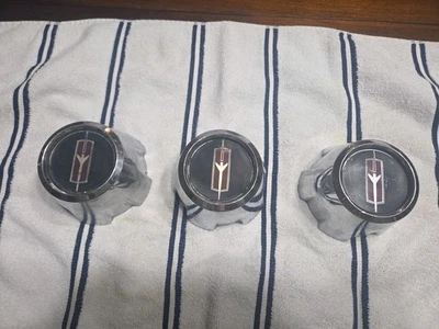 Juego de 3 tapacubos centrales cromados de rueda Oldsmobile Cutlass vintage GM 1978-1988 Foto 1 de 4
