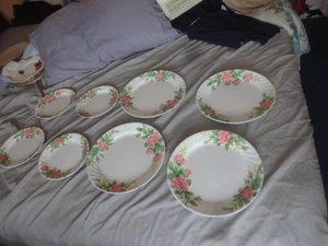 Four dinner plates and four half plates (rose design) - Picture 1 of 5