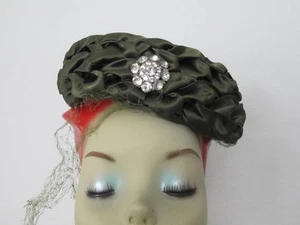 Vintage 1950s Green Velvet Pillbox Hat with Satin Ribbon & Rhinestone Brooch - Picture 1 of 14