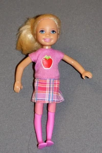 Barbie I Can Be Teacher Chelsea Student Doll 2012 vestito mela ginocchio pieghevole difetto - Foto 1 di 4