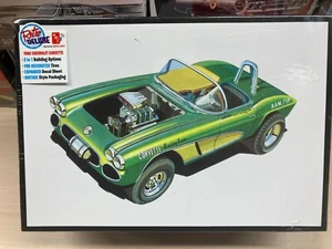 AMT 1/25 scale 1962 Chevrolet Corvette model car kit - Picture 1 of 5