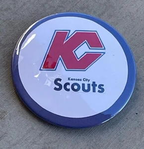 De colección 3.5” Diámetro NHL Kansas City Scouts Equipo Desaparecido Raro Pin Atrás Botón C - Imagen 1 de 4