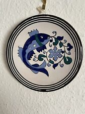 Vintage dekorative Keramikplatte handbemalt mit Fisch blau und weiß
