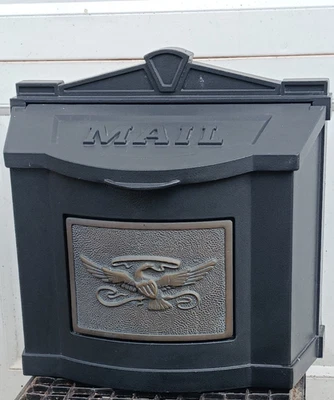 Montaje en pared - Gaines Mfg. Buzón negro tapa de aluminio fundido pesado abierta/latón águila Foto 1 de 4