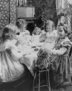 Tea Party Kinder beim Spielen mit Spielzeug Puppen 8x10 Nachdruck des alten Fotos - Bild 1 von 1