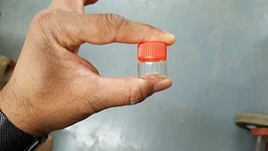 24X Tiny Small TRAVEL Storage Clear Bottle Glass Mini Jars 1" Vials 23x25 RED - Picture 1 of 4