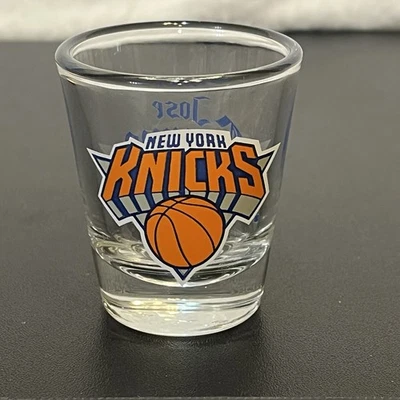 纽约尼克斯队射击玻璃何塞·库尔沃 Collab NBA 篮球透明 — 第 1/4 张图片