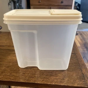Vtg Rubbermaid Servin Saver 4 Cup Cereal Keeper Container Almond Flip Top Lid - Picture 1 of 4