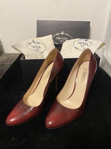 Zapatos de salón Prada, EU 39/ UK 6, cuero, acabado rojo cereza y humo (ombré) - Imagen 1 de 13
