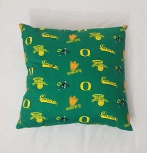 Almohada de fútbol americano decorativa de felpa verde amarilla University of Oregon Ducks - Imagen 1 de 5