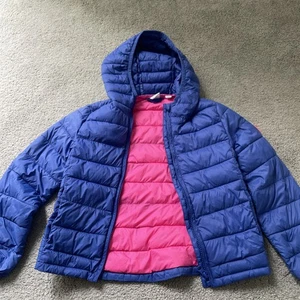 Chaqueta con Capucha GAP KIDS Niños Puffer Talla Pequeña 6/7 Azul Rosa Peso Ligero - Imagen 1 de 9
