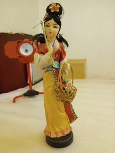 Muñeca de tela japonesa vintage hecha a mano de 9 pulgadas de alto - Imagen 1 de 7