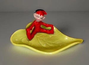 Vintage MCM 1950er Keramik rote Elfe Pixie auf grünem Blatt Schmuck Bonboniere - Bild 1 von 7