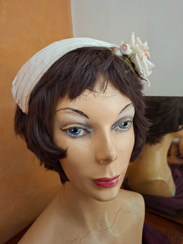 Vintage womens cream/ivory felt and silk half hat with rose - Image 1 of 4