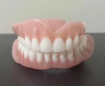 Dientes blancos falsos superiores e inferiores Foto 1 de 4