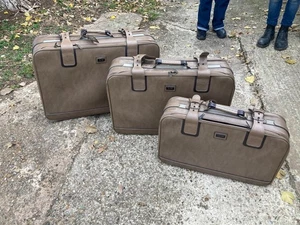 Juego de 3 maletas vintage retro Carlton de cuero sintético marrón claro exhibición de almacenamiento - Imagen 1 de 5