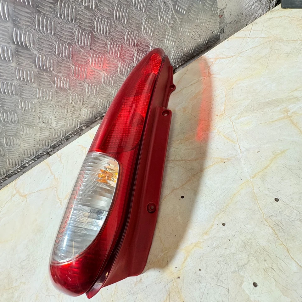 DAEWOO TACUMA GRENUINE REAR TAIL LIGHT LAMP LEFT PASSENGER SIDE - Image 1 of 4