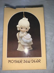 1983 Precious Moments Mother Sew Dear Ornament E-0514 mit Box - Bild 1 von 12