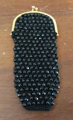 Bolsa de moedas vintage década de 1960 preta com miçangas de ouro fecho de pressão 6,5x2,5 - Imagem 1 de 3