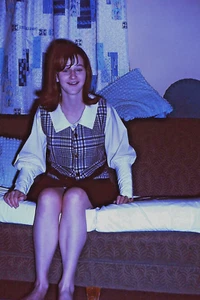1965-Vintage 35mm Slide, Lady Modeling, sitting for Amateur Photographer # 7074 - Picture 1 of 1