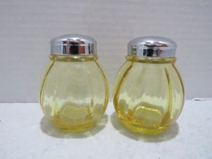 VTG UNBRANDED GOLD RIBBED DESIGN SALT & PEPPER SHAKERS - Picture 1 of 4