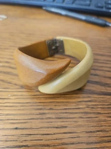 Vintage Chuncky Two Tone Wood Grane Lucite Hinged Bracelet 2.5 - Picture 1 of 1