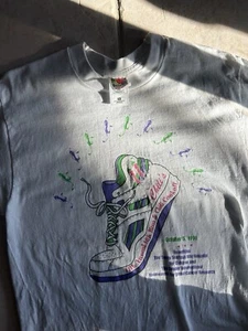 T-shirt bianca vintage Chilis Restaurant anni 90 cancro al seno corsa maratona taglia media - Foto 1 di 7
