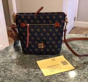 Bolso Bandolera Pequeño DOONEY & BOURKE DB Monograma Firma AZUL MARINO Lona Recubierta Nuevo con Etiquetas - Imagen 1 de 8