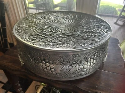 Elegante Soporte Grande Adornado Plateado Boda Pastel Uva Repujado 16" ¡ENORME! Foto 1 de 4