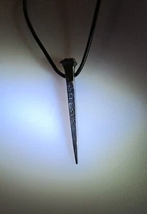 Alchemie Jesus/Dracula Nagel oder Stachel Zinn Anhänger mit 20" Knebelverschluss Kordel - Bild 1 von 7