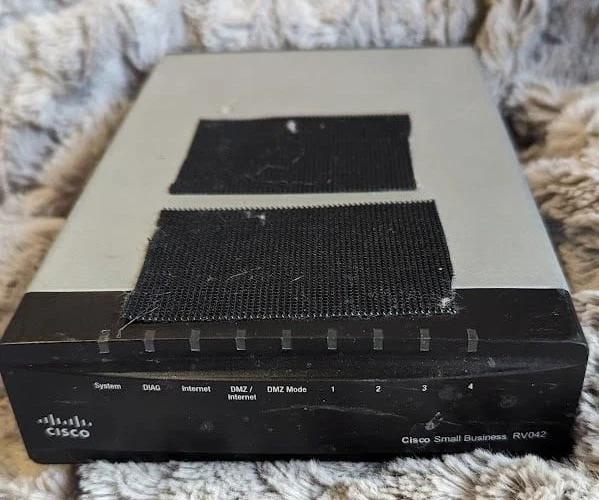 Cisco RV042 V03 4-port 10/100 Small Business VPN Router - Image 1 of 1