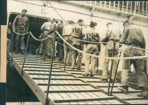 WW2 German Prisoners of War Evacuted from italy On U.S Ship Orig Press Photo - Picture 1 of 3