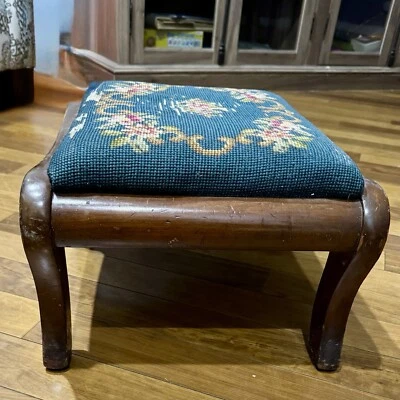 Taburete victoriano de punta de aguja y pie de caoba del siglo XIX Foto 1 de 4