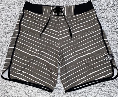 Pantalones cortos de tabla Under Armour para hombre calce holgado HeatGear talla 34 a rayas Foto 1 de 4