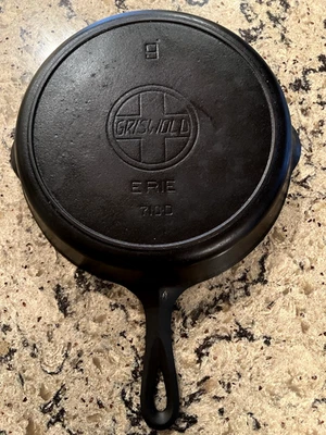 Sartén de hierro fundido Griswold #9 de colección con logotipo inclinado anillo térmico 710-D se sienta plana restaurada Foto 1 de 4