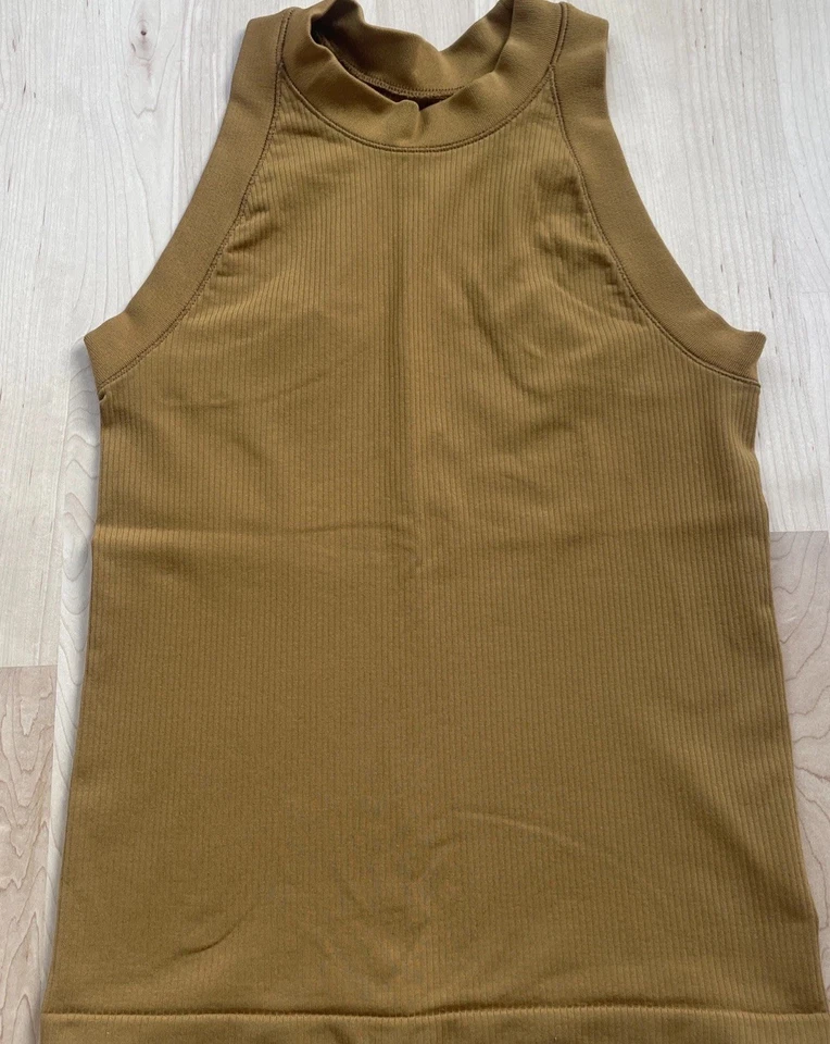 Camiseta sin mangas Athleta Renew Racerback para mujer talla pequeña color dorado acanalada elástica Foto 1 de 3