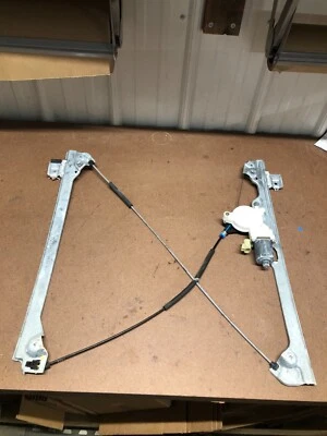 2007-2014 CADILLAC ESCALADE FRONT RIGHT PASS SIDE DOOR WINDOW REGULATOR W/ MOTOR - Image 1 of 4