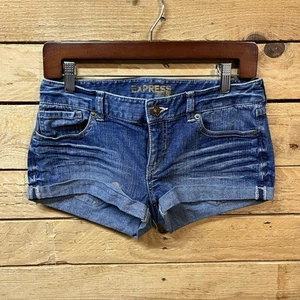 Pantalones cortos de jean Express de tiro bajo lavado oscuro con puños de mezclilla para mujer talla 4 - Imagen 1 de 9