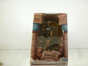 PLAYMATES 72001 LARA CROFT TOMB RAIDER IN WETSUIT FIGURE -L23.0cm- GOOD IN BOX - Imagen 1 de 8