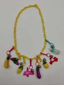 Kunststoff Clip-On Glocke Anhänger Halskette mit 8 Charms Retro 80er Vintage gelb  - Bild 1 von 4