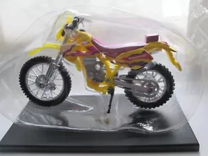 KAWASAKI KLX250SR 1-18 SCALE MAISTO MOTORCYCLE MODEL ON A STAND - Picture 1 of 2