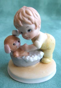 Lefton China 1980s Handpainted Boy Bathing a Teddy Bear #03277 2" tall - Picture 1 of 3