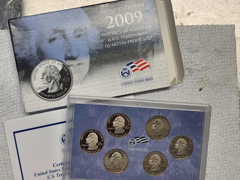 2009 U.S. Mint D.C. & Territories 25 Cents or Quarter Proof coin set box & COA Cover