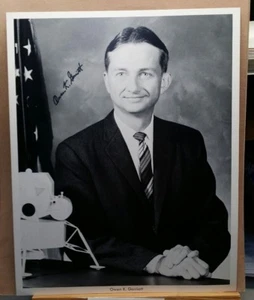 FOTO AUTOGRAFIADA DEL ASTRONAUTA OWEN K. GARRIOTT DE LA NASA 8X10 - Imagen 1 de 2