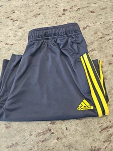 Adidas Herren Shorts 3 Streifen mit Reißverschlusstaschen. Marineblau mit gelben Streifen / LARGE - Bild 1 von 20