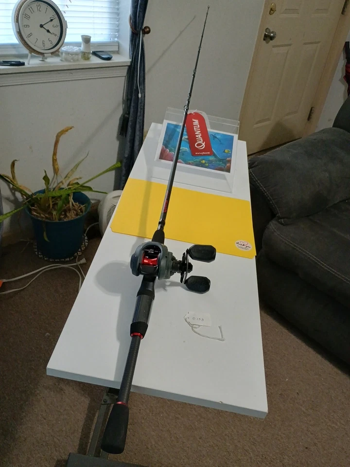 Nueva caña de pescar y carrete de baitcasting Quantum Invade 6'6" mediana pesada 10-20 lb  Foto 1 de 4
