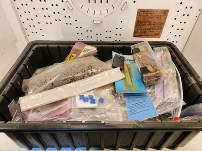 Gran Lote de Componentes Electrónicos de Colección para Bañera — Resistencias, Tapas, Transistores NOS Foto 1 de 4