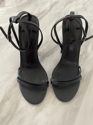 Saltos femininos elegantes Forever 21 tamanho 7,5 com salto de 5 polegadas - Imagem 1 de 4