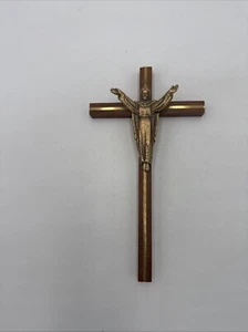 VINTAGE CRUCIFIX BRASS RISEN JESUS CHRIST WOODEN CROSS CRUCIFIXION 10” - Picture 1 of 4